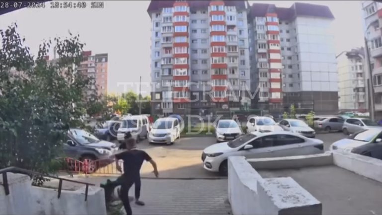 Сломали лифт, повредили подъездную дверь и урну: двое мужчин во Втором Иркутске устроили дебош